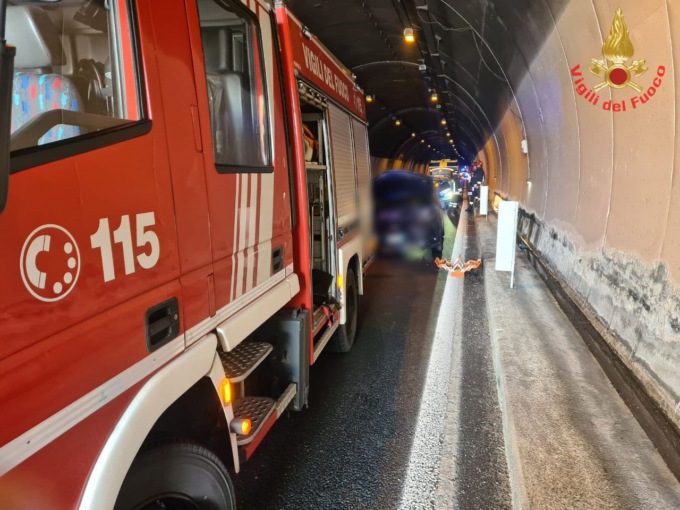 Schianto in galleria sulla Statale 36: grave un 36enne