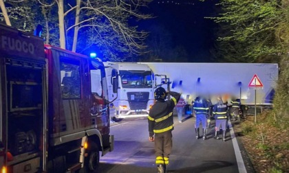 Tir incastrato sulla Bellano Taceno: 5 ore per liberarlo