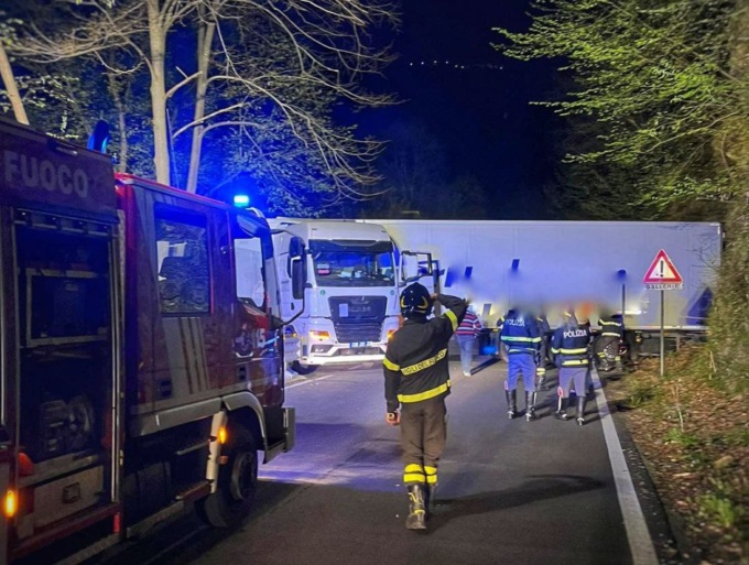 Tir incastrato sulla Bellano Taceno: 5 ore per liberarlo