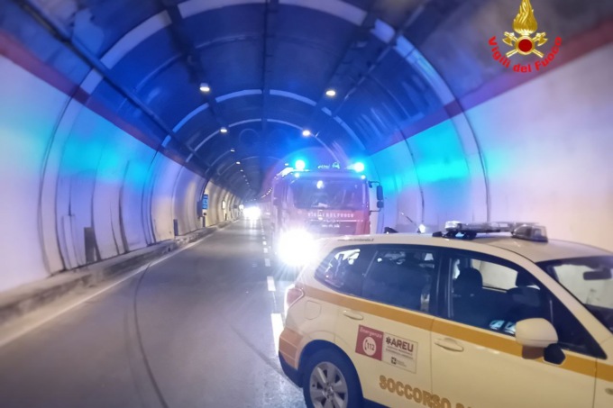 Schianto nel tunnel del Monte Barro: 22enne ferito nell’auto ribaltata