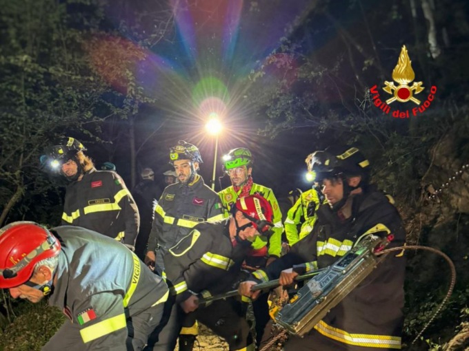 Escono per soccorrere tre ragazzi in difficoltà e si ribaltano col quad: feriti tre uomini del Soccorso Alpino