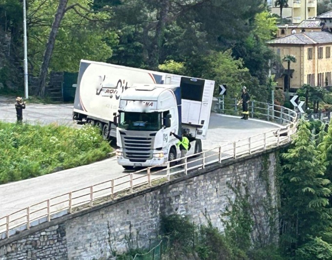 Autotreno bloccato a Bellano: Vigili del fuoco in campo