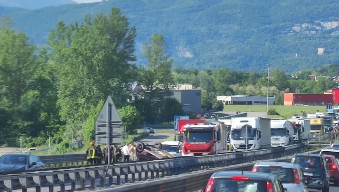 Auto ribaltata dopo un tamponamento: riaperta la Statale 36