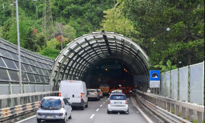 Esplode la gomma di camion nel tunnel del Barro, lunghe code