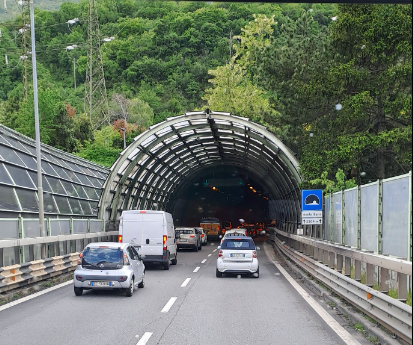 Esplode la gomma di camion nel tunnel del Barro, lunghe code