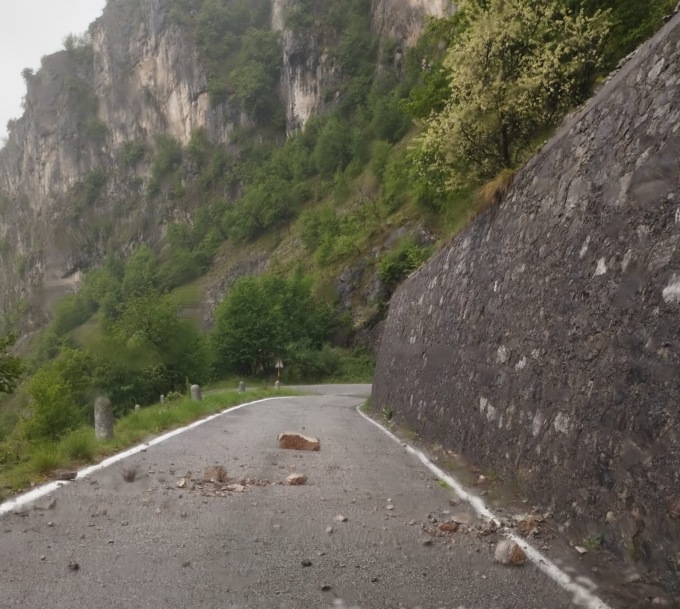 Ondata di maltempo colpisce la Lombardia. Scarica di sassi sulla Sp 63