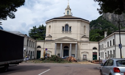 Lecco: abbattuti i pini davanti alla chiesa di Cappuccini