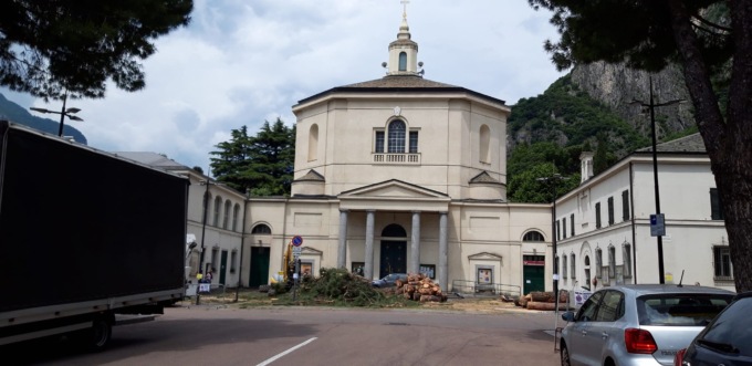 Lecco: abbattuti i pini davanti alla chiesa di Cappuccini