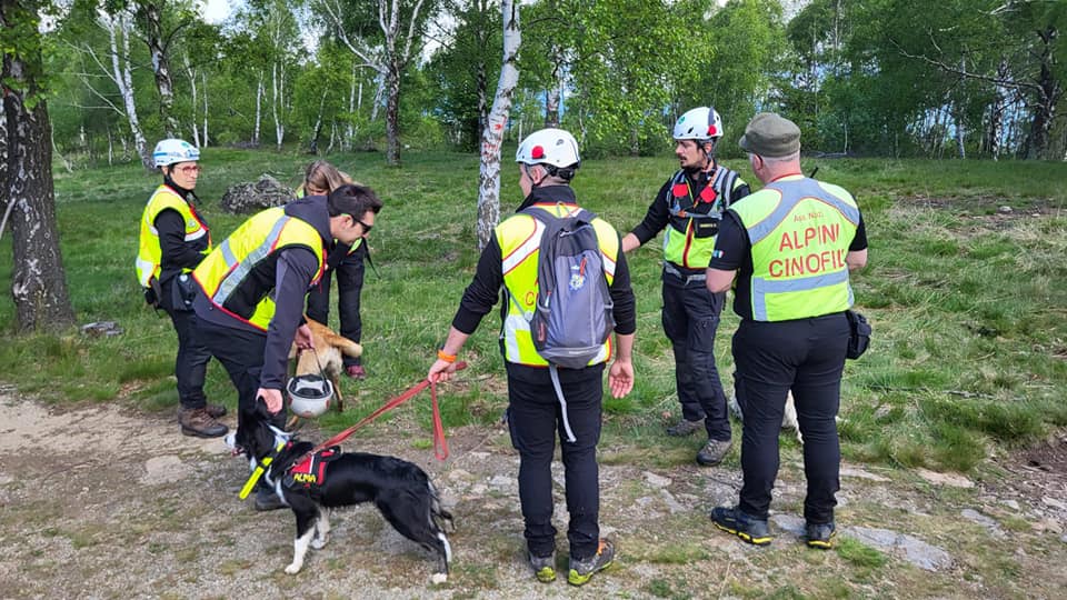 8) Volontari della squadra ricerca dispersi con l'ausilio di cani
