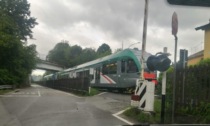 Che rischio! Il treno passa ma il passaggio a livello rimane alzato