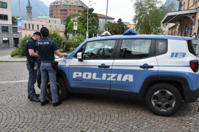 Lecco, rapine in stazione e in piazza Cappuccini: arrestato 27enne