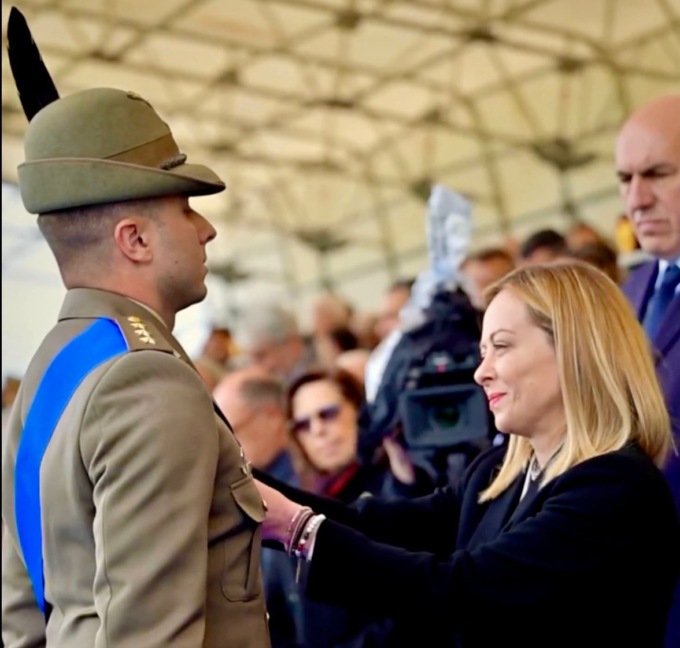 Croce di Bronzo per il tenente Inglese. Premiato l’amico degli alpini lecchesi
