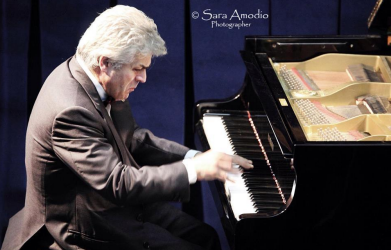 Il pianista Premuroso e l’attore Castellucci  in scena a Villa Cipressi di Varenna