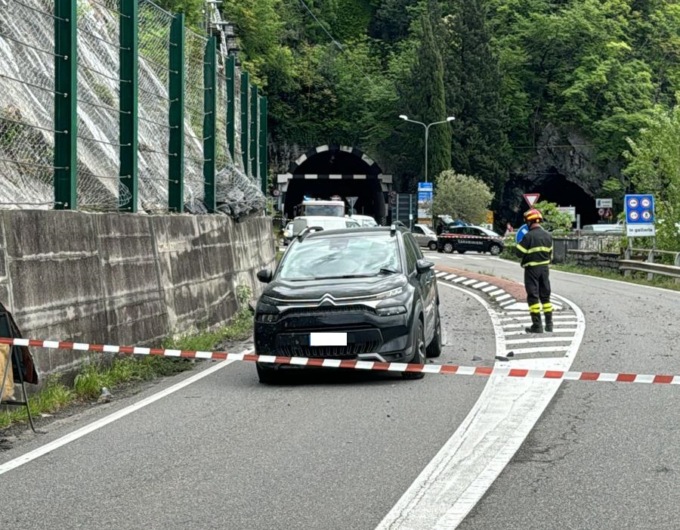 Frana tra Perledo e Varenna, colpita un’auto e ferita una donna di 36 anni. Chiusa la Sp 72