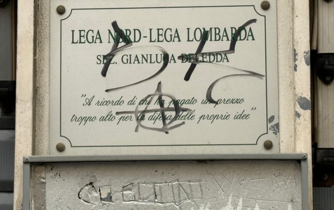 Vandali contro la sede della Lega di Calolzio, Piazza: “Clima infame”