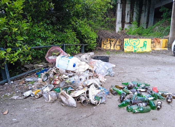 Lastre di amianto e rifiuti abbandonati a due passi dal lago