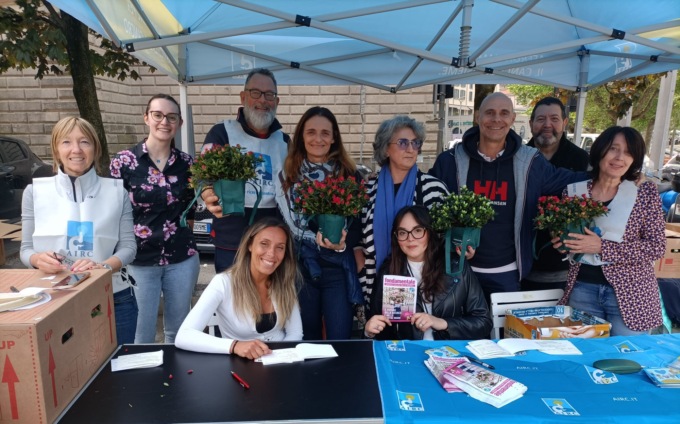 Lecco, in piazza le azalee dell’Airc: un regalo per la festa della mamma e per chi combatte contro il cancro