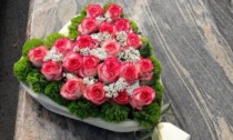 Rubano al cimitero la composizione di fiori: era un regalo per la defunta moglie nel giorno del loro anniversario