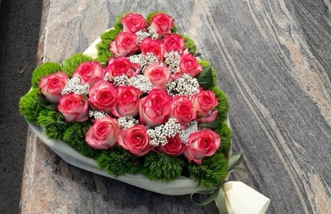 Rubano al cimitero la composizione di fiori: era un regalo per la defunta moglie nel giorno del loro anniversario