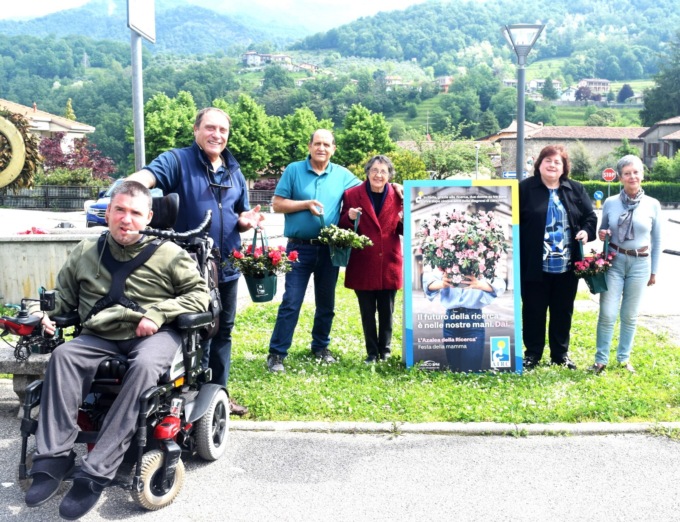 Solidarietà in fiore: successo per la raccolta fondi contro il cancro