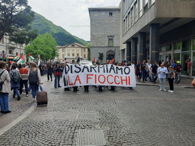 Disarmiamo la Fiocchi munizioni, in tanti alla manifestazione