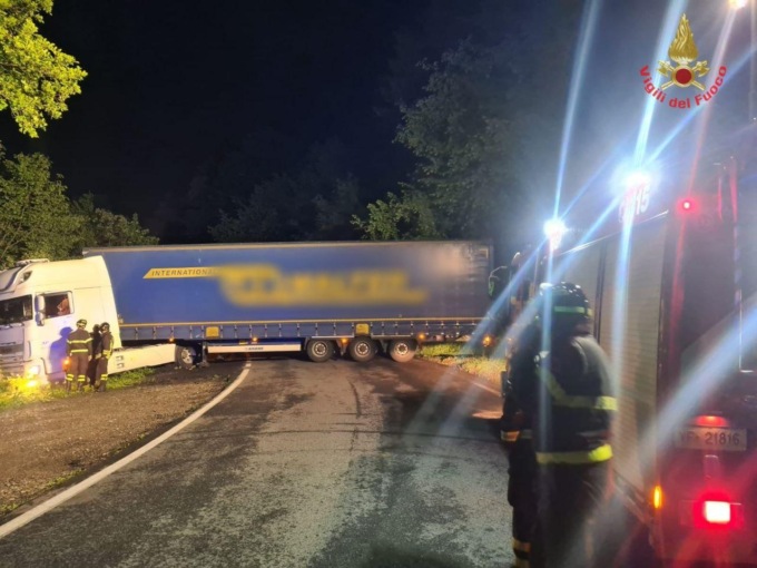 Bellano, autoarticolato incastrato sulla Sp 62, intervengono i Vigili del fuoco