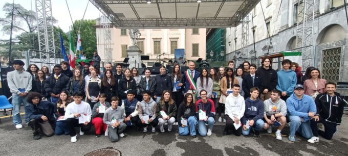Festa dello studente, consegnata la Costituzione ai 18enni di Lecco