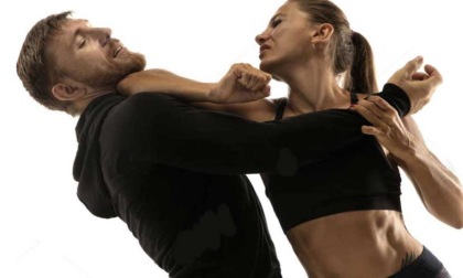 Donne a lezione di Krav Maga per imparare l'autodifesa