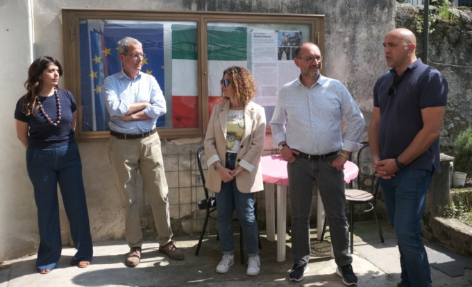 “Lo sguardo delle donne”: inaugurata al Circolo Pd di Valmadrera la mostra delle opere della street artist afghana Shamsia Hassani