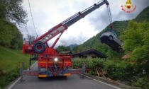 Auto esce di strada e finisce nel giardino di una casa