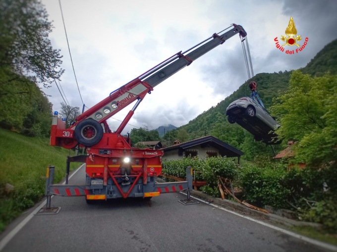 Auto esce di strada e finisce nel giardino di una casa
