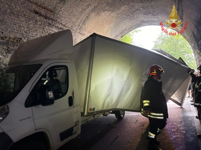 Furgone si schianta in galleria sulla Bellano Taceno