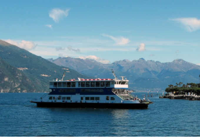 Cade dalle scale del traghetto: paura per una giovanissima