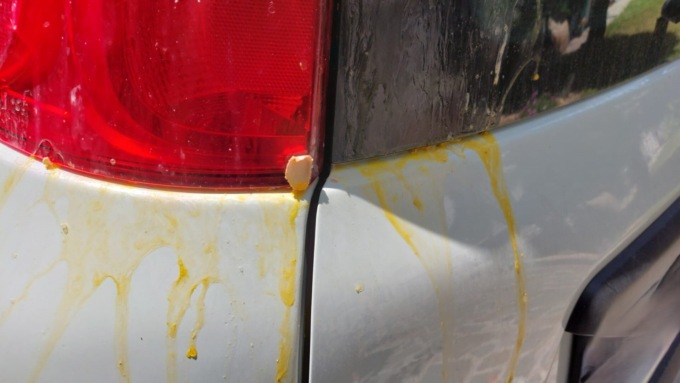 Mandello: vandali ancora in azione, uova contro l’auto