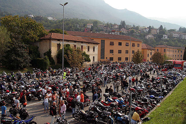Spavento a Mandello nella giornata inaugurale del Motoraduno Guzzi: incidente tra auto e sidecar