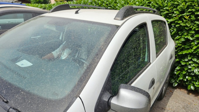 Lecco: terra rossa sulle auto dopo la pioggia