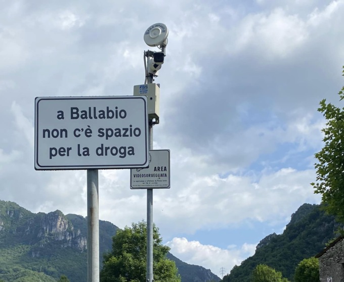 Cartelli in paese: “A Ballabio non c’è spazio per la droga”