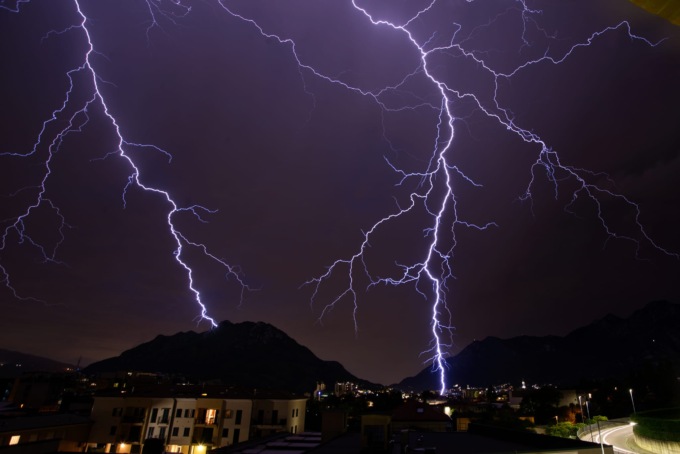 Le incredibili foto dei fulmini su Lecco