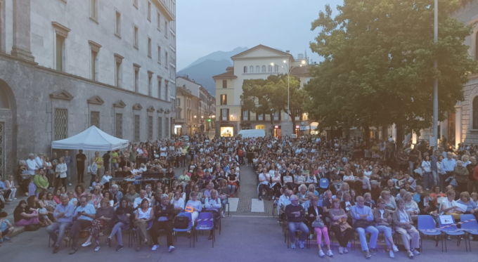 Grande successo del concerto benefico dei Goodbye in piazza Garibaldi
