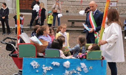 I bimbi consegnano al sindaco di Lecco "Una rivista sulle nuvole"