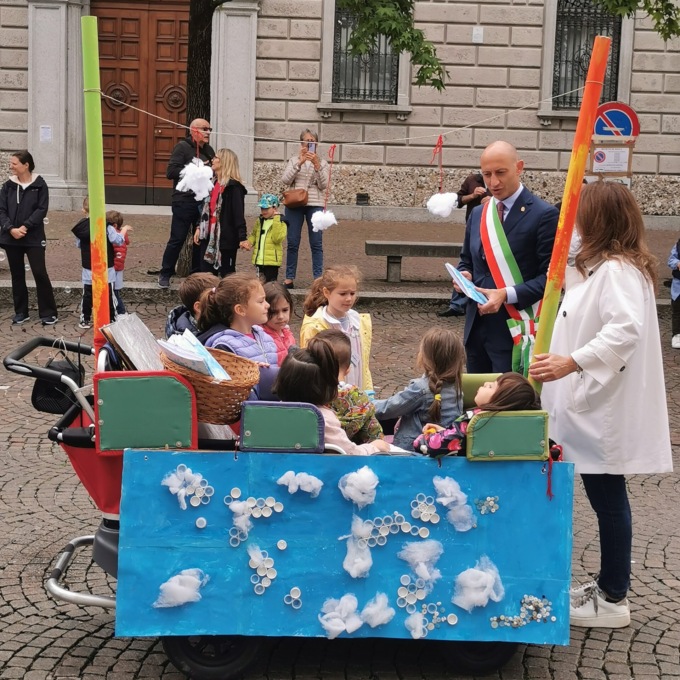 I bimbi consegnano al sindaco di Lecco “Una rivista sulle nuvole”
