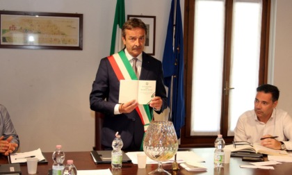 Erve: il sindaco dei record  Giancarlo Valsecchi giura per l'ottava volta