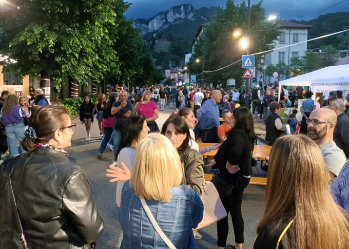 Un successo per la “Notte bianca in rosa” di Calolziocorte: oltre 2000 i presenti