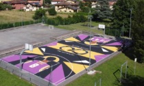 Valmadrera, terminata la riqualificazione artistica del campo da basket in via Casnedi: un tributo a Kobe Bryant