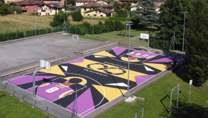 Valmadrera, terminata la riqualificazione artistica del campo da basket in via Casnedi: un tributo a Kobe Bryant
