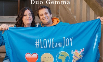 Oggiono: una nuova canzone per il "Duo Gemma", il video girato a Villa Sironi