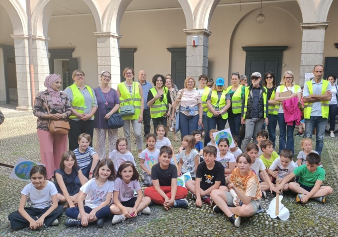 Lecco: i bimbi del Piedibus hanno girato il mondo… una volta e mezzo
