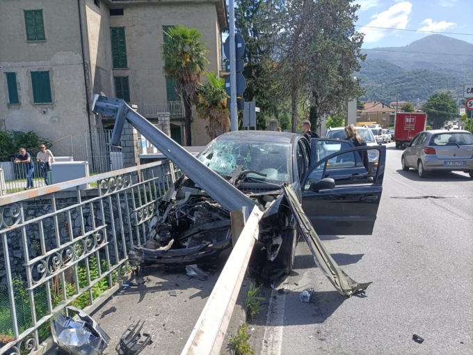 Auto si schianta sul Ponte di Olginate e distrugge il guardrail. 23enne in condizioni serie