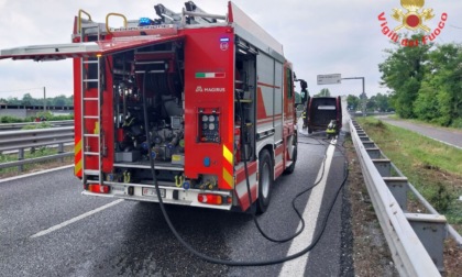 Furgone in fiamme, intervengono i Vigili del fuoco