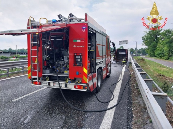 Furgone in fiamme, intervengono i Vigili del fuoco